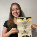 Foto da Giulia com certificado de inglês